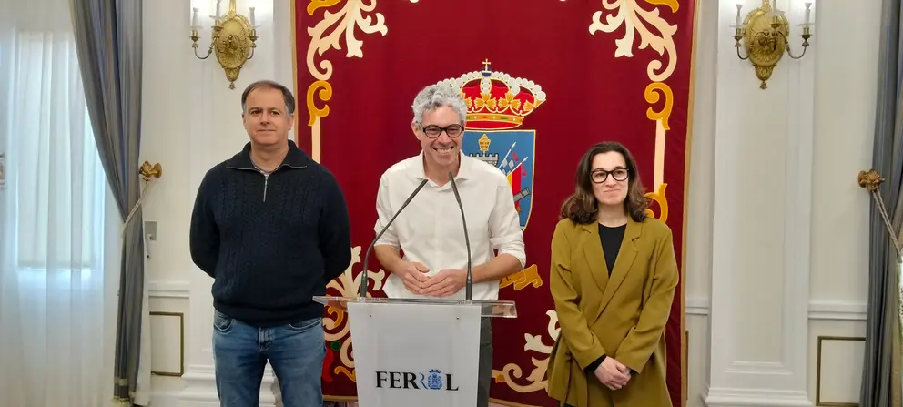 Iv&aacute;n Rivas co resto do grupo municipal en Ferrol