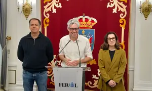 Iv&aacute;n Rivas co resto do grupo municipal en Ferrol