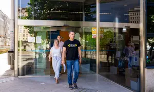 Mon Fernandez entregando as sinaturas na Xunta