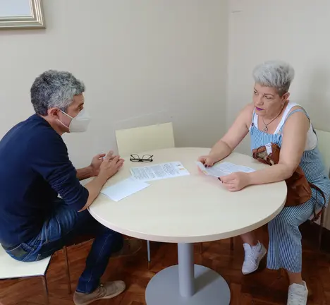 Iv&aacute;n Rivas e representantes da plataforma de perruquer&iacute;as na comarca.