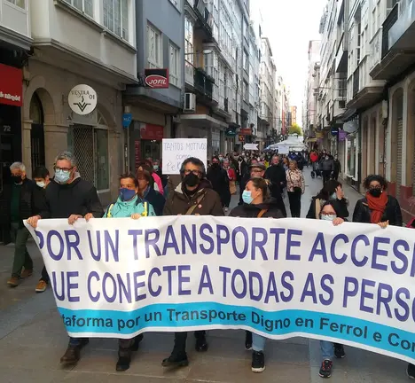 Manifestaci&oacute;n por un transporte digno en Ferrol.