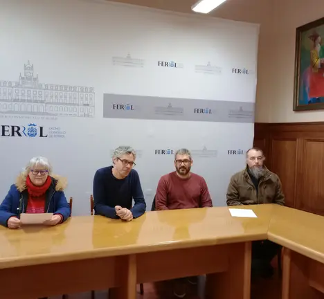 Iv&aacute;n Rivas xunto a comunidade educativa de Ferrol Vello.