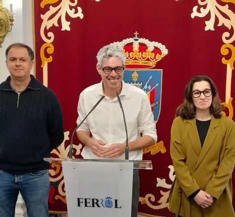 Iv&aacute;n Rivas co resto do grupo municipal en Ferrol