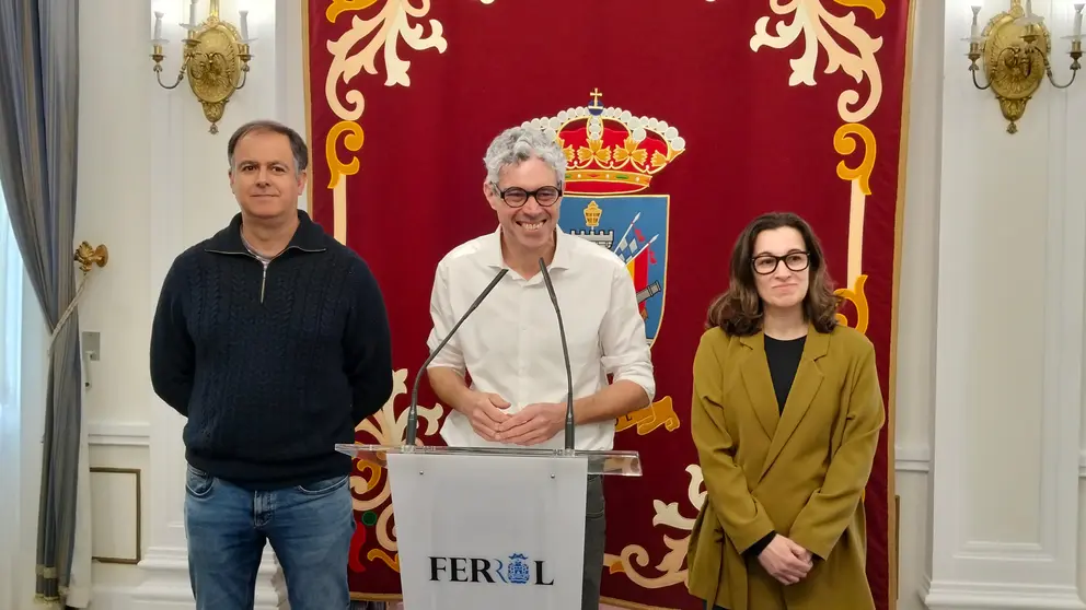 Iv&aacute;n Rivas co resto do grupo municipal en Ferrol